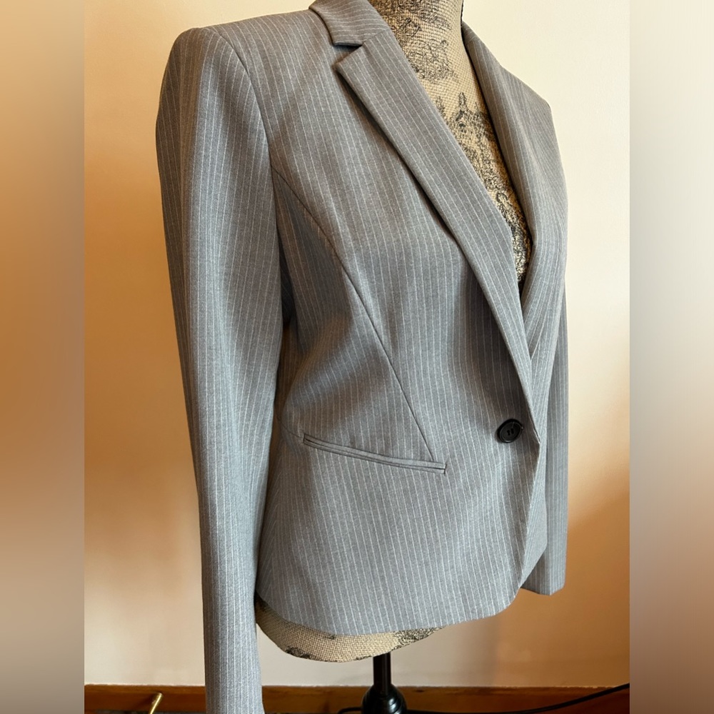 Ann Taylor grey pinstripe blazer suit jacket, size 6.